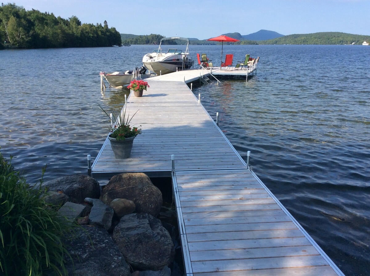 Quai en aluminium sur pieux Les Quais Beaulac installé au bord de l'eau au Québec