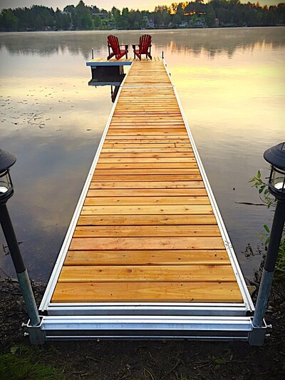 Quai flottant avec surface en cèdres rouge sur un lac du Québec