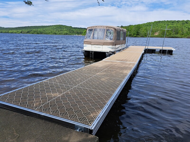 Quai flottant en aluminium avec surface en plastique Sunwalk sur un lac du Québec